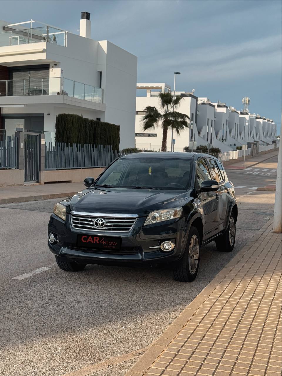 Toyota RAV4 передній вигляд